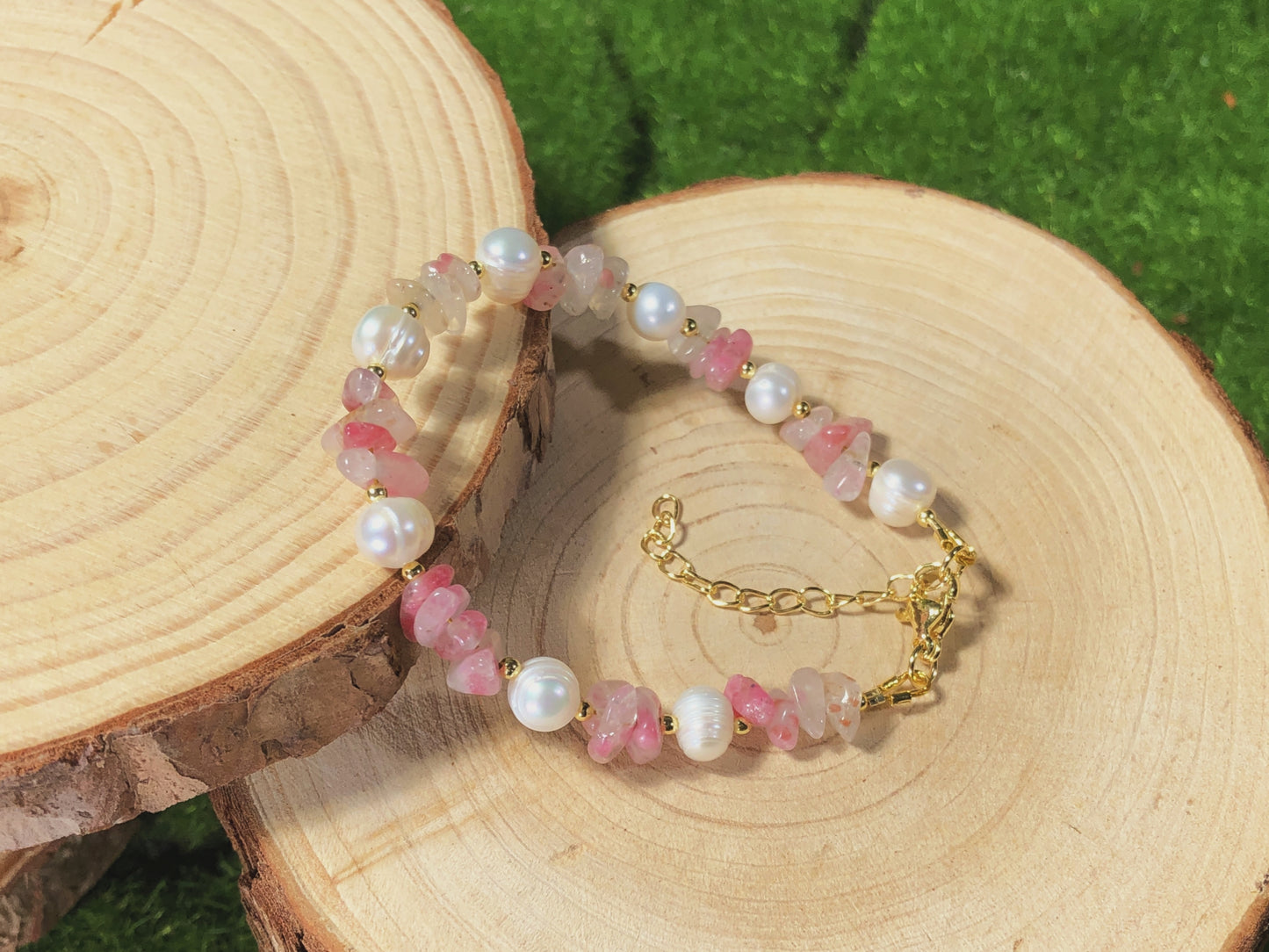 Armband aus natürlichem Süßwasserperlen-Kirschblütenachat, handgefertigt.