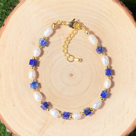 Armband aus natürlichen Lapislazuli-Würfelperlen und Süßwasserperlen, Messing, 14-karätig vergoldet, handgefertigt.