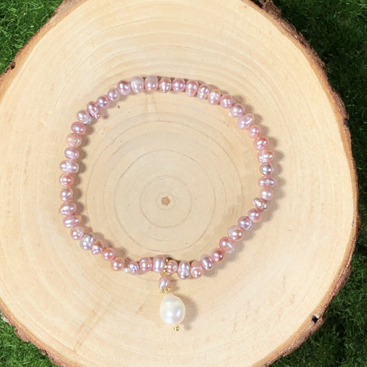 Armband aus natürlichen violetten Süßwasserperlen, handgefertigt.