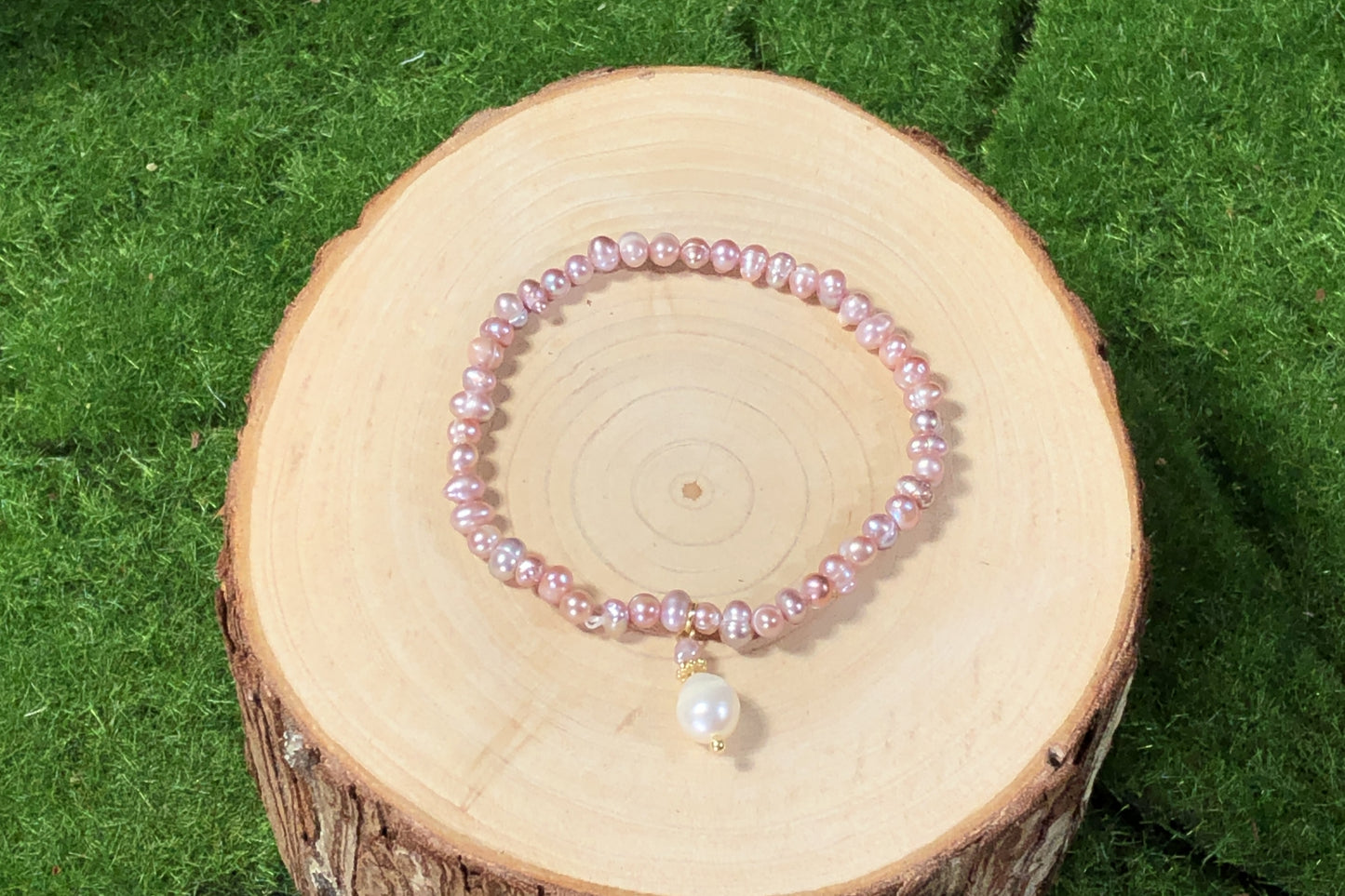 Armband aus natürlichen violetten Süßwasserperlen, handgefertigt.