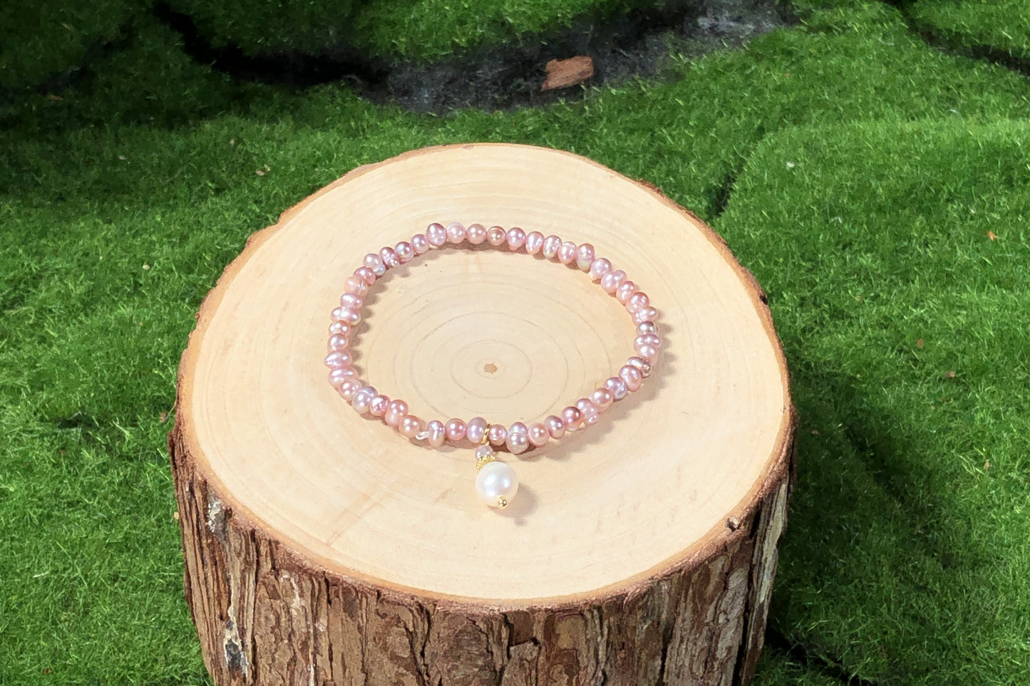 Armband aus natürlichen violetten Süßwasserperlen, handgefertigt.