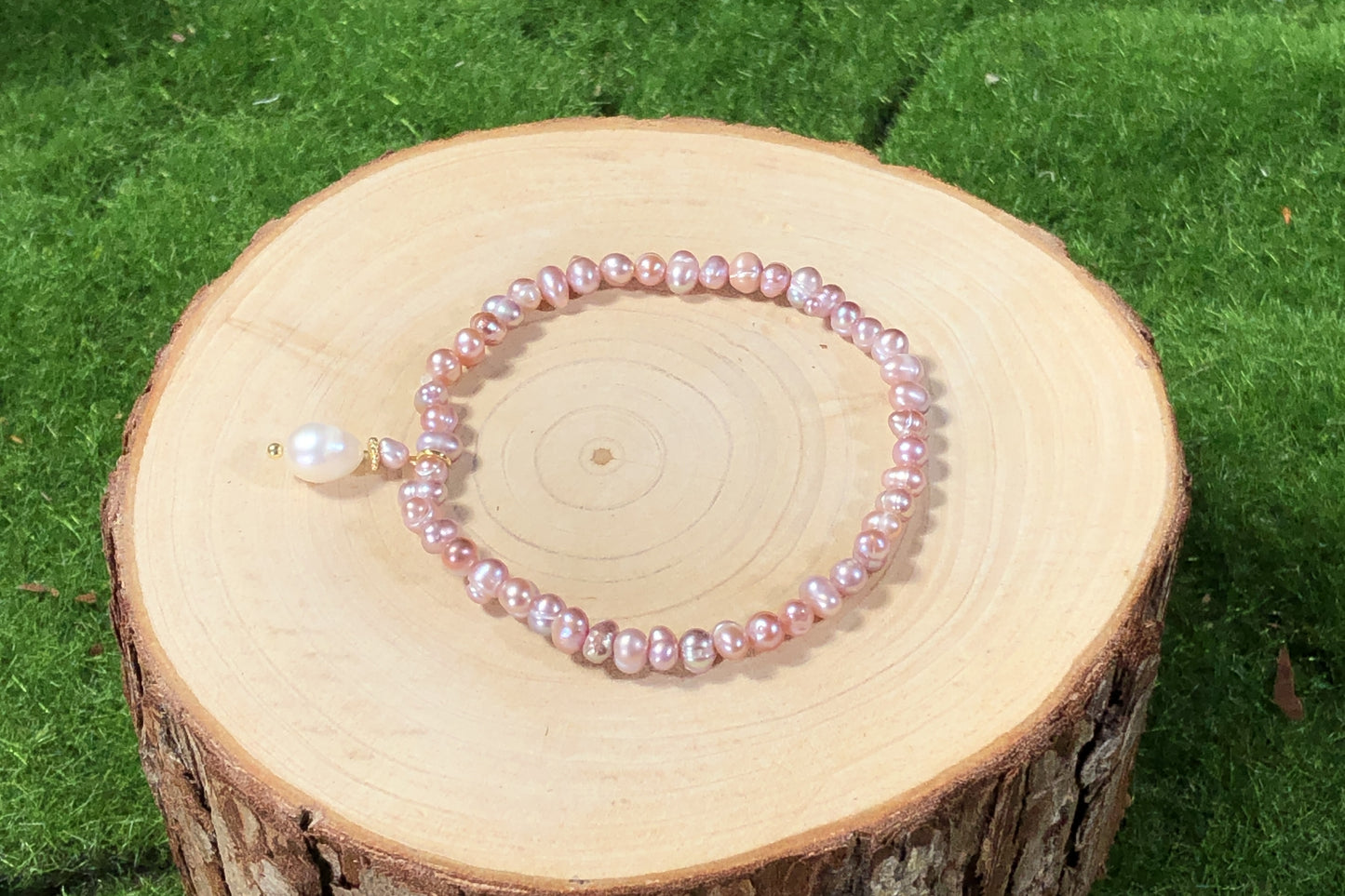 Armband aus natürlichen violetten Süßwasserperlen, handgefertigt.