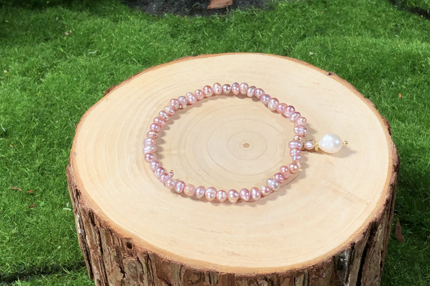 Armband aus natürlichen violetten Süßwasserperlen, handgefertigt.