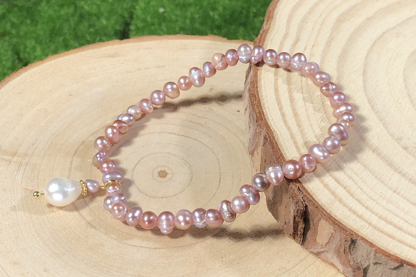 Armband aus natürlichen violetten Süßwasserperlen, handgefertigt.