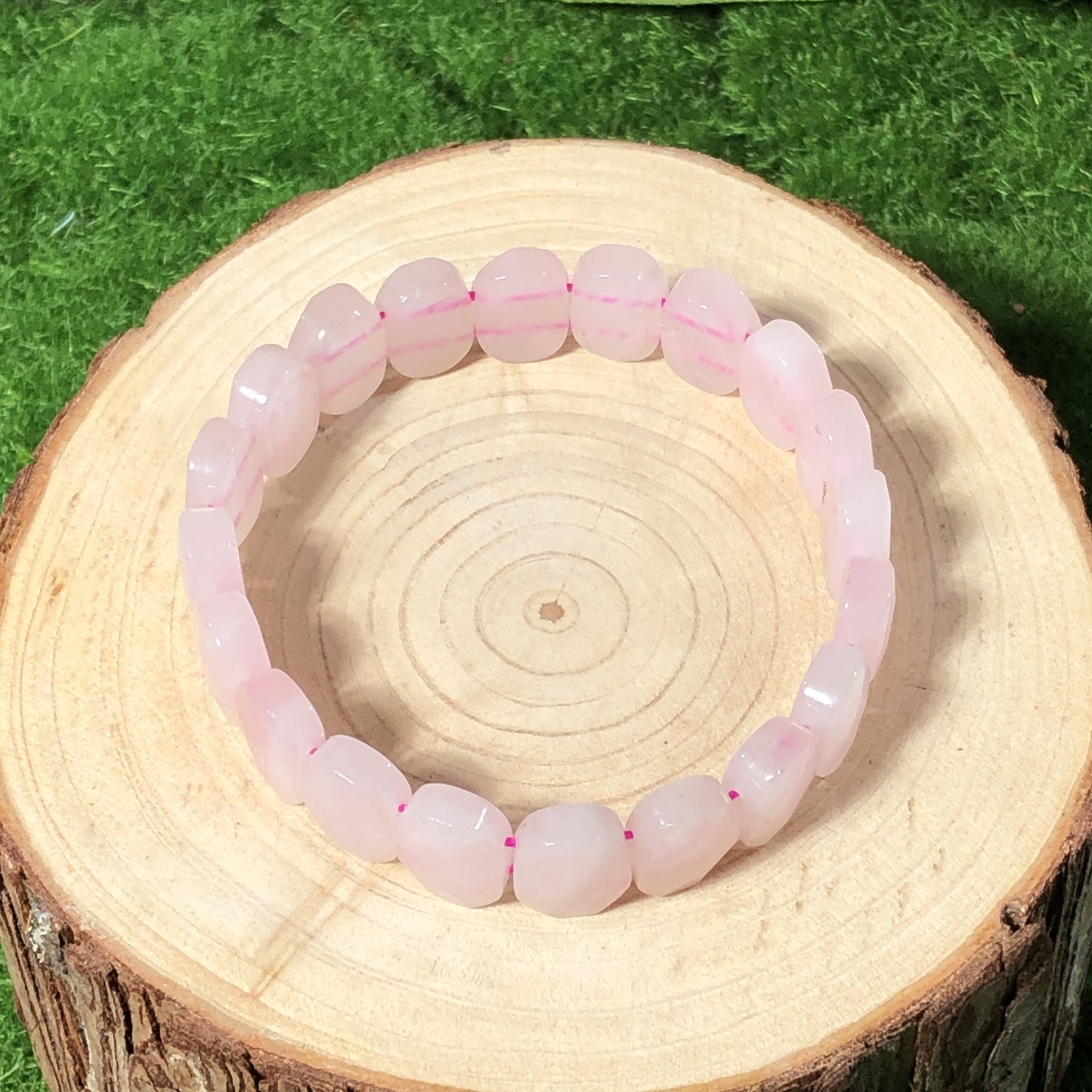 Ovales Armband aus natürlichem Rosenquarz, handgefertigt.