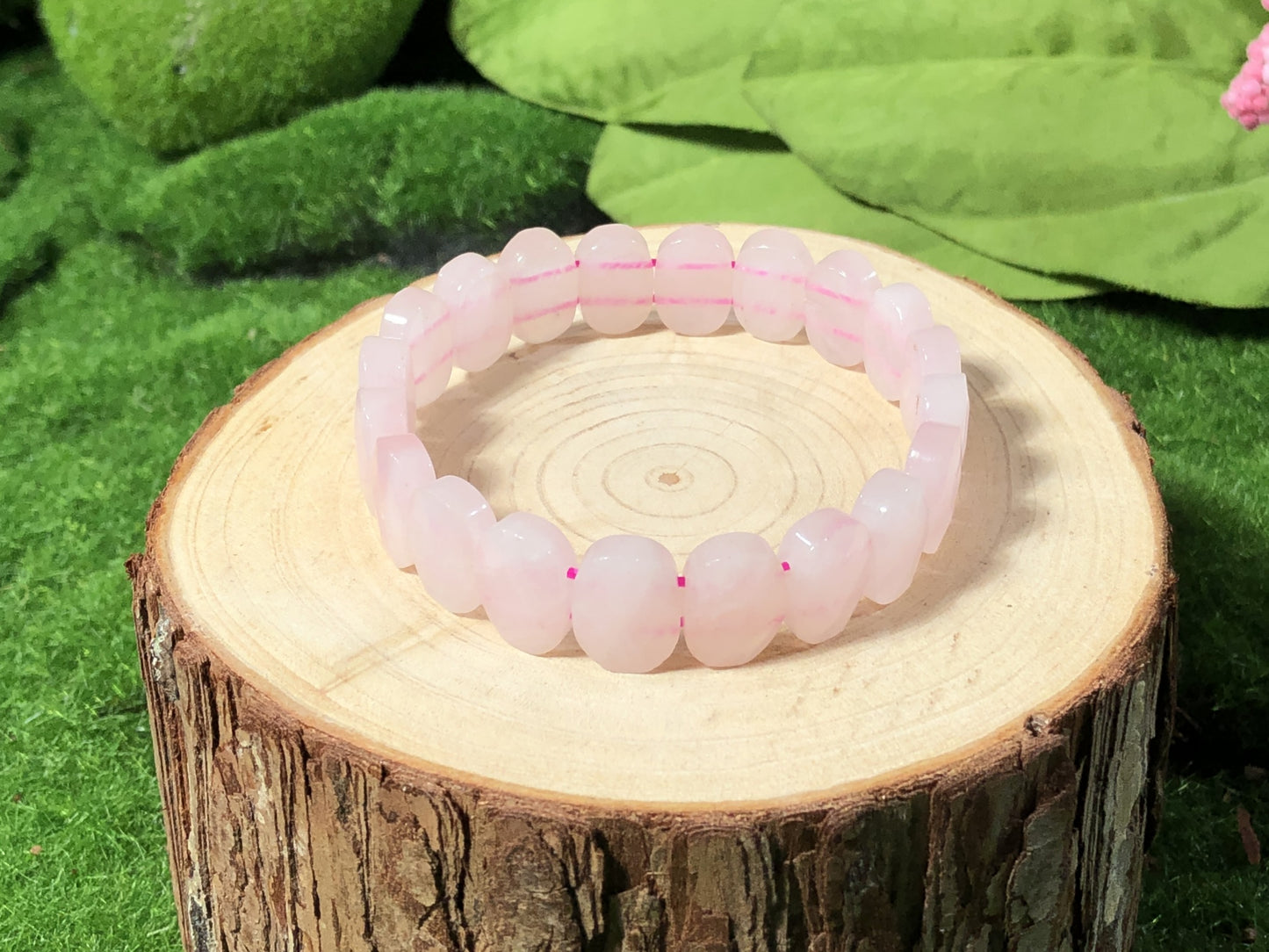 Ovales Armband aus natürlichem Rosenquarz, handgefertigt.