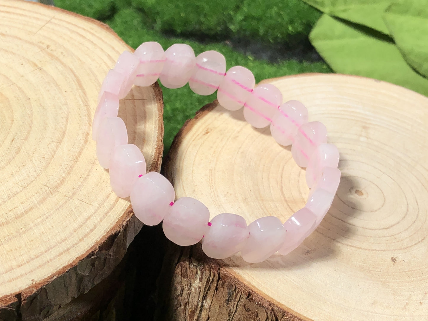Ovales Armband aus natürlichem Rosenquarz, handgefertigt.