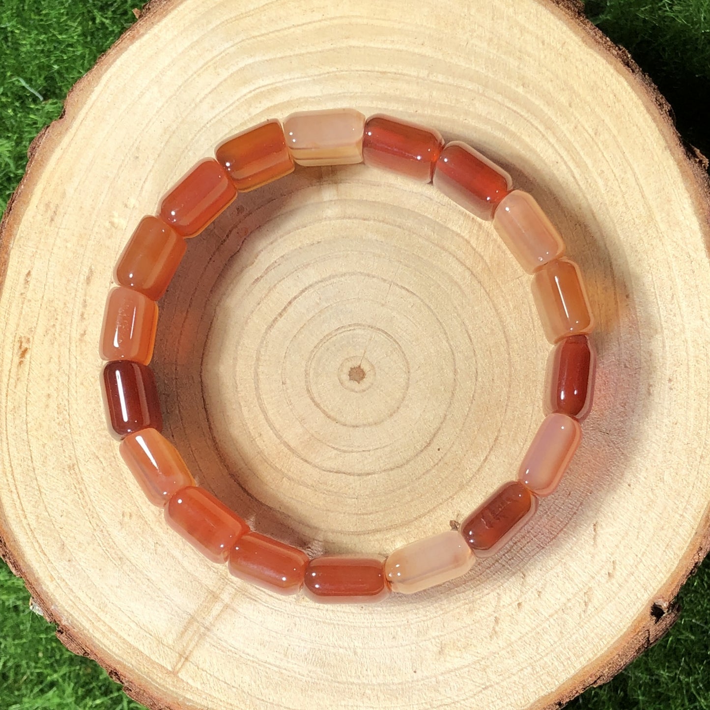 Armband aus rotem Achatwürfel, handgefertigt.