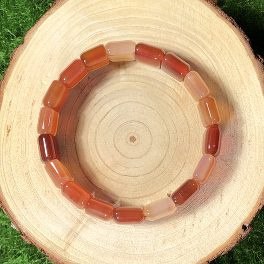 Armband aus rotem Achatwürfel, handgefertigt.