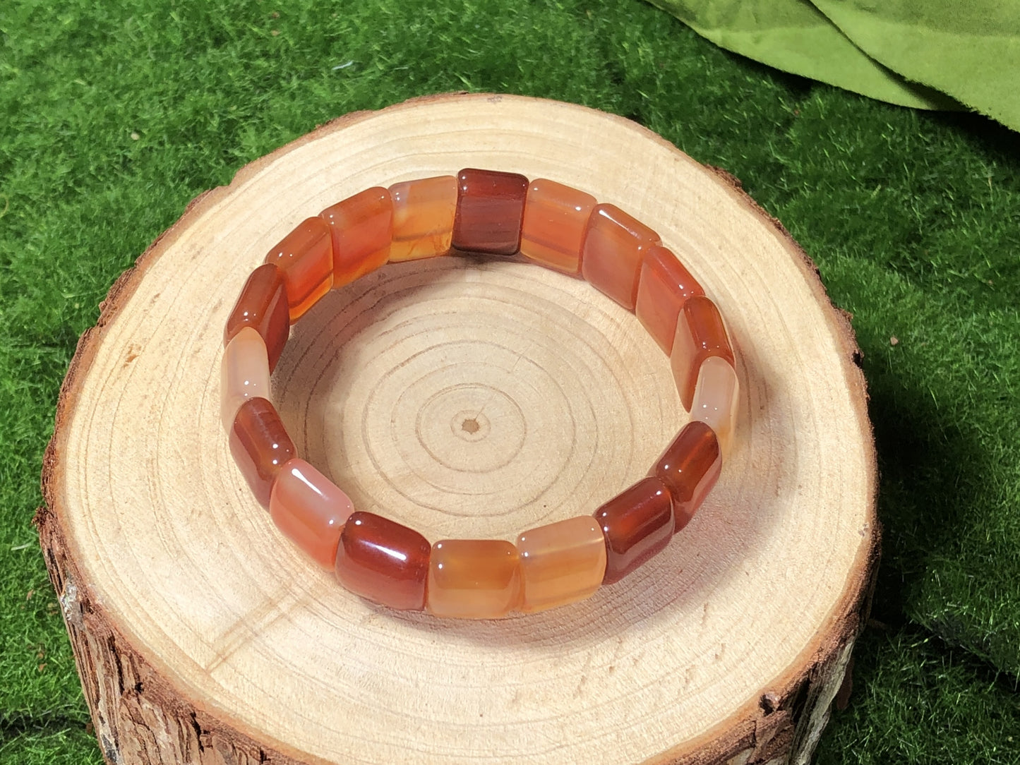 Armband aus rotem Achatwürfel, handgefertigt.