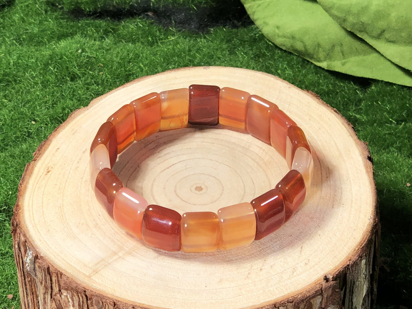 Armband aus rotem Achatwürfel, handgefertigt.