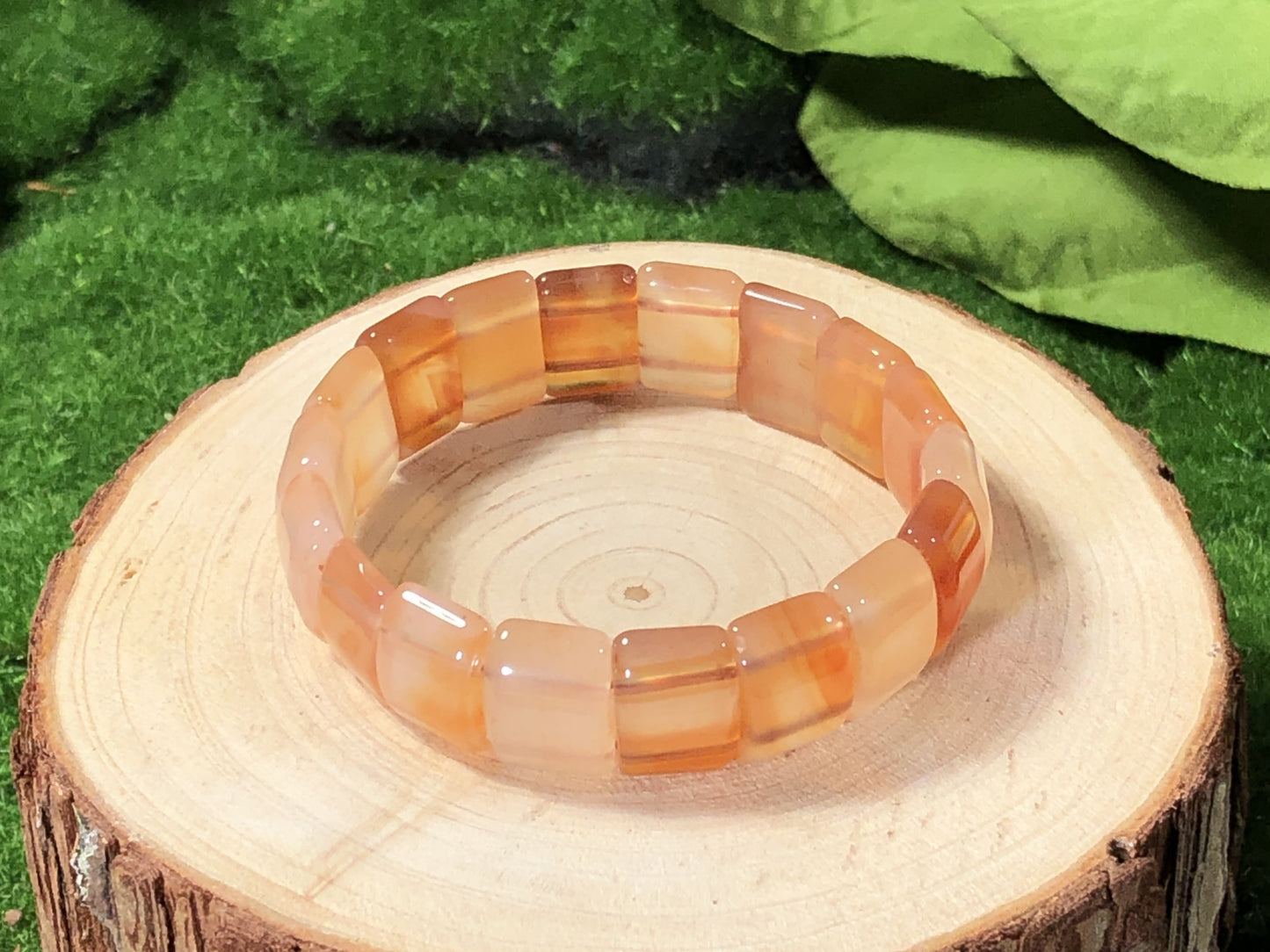 Armband aus rotem Achatwürfel, handgefertigt.