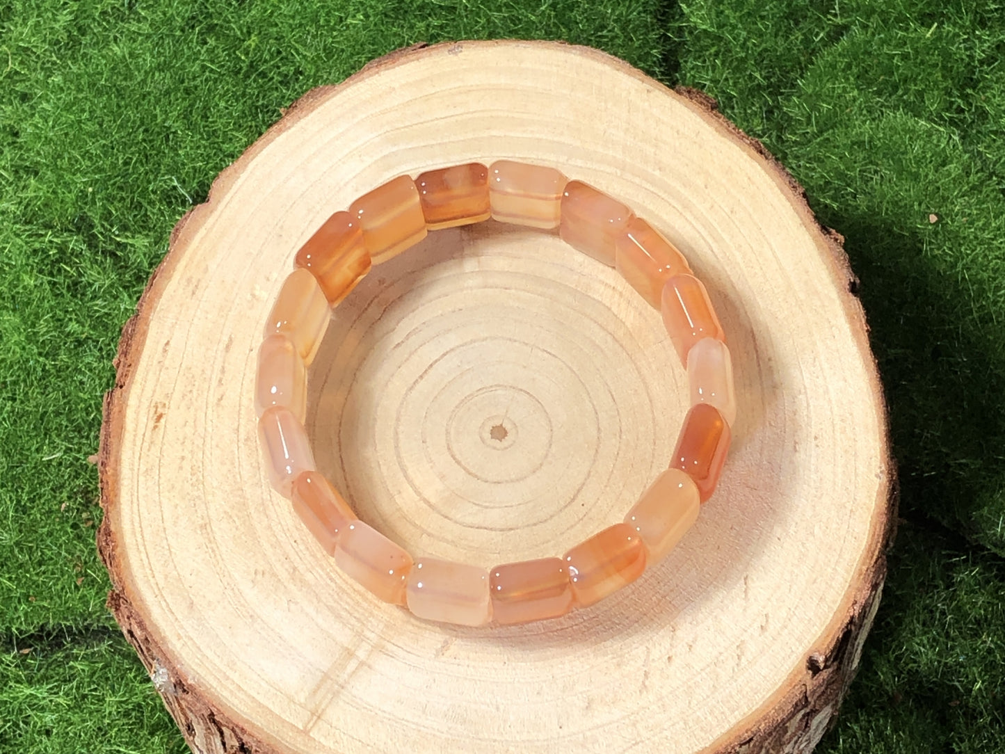 Armband aus rotem Achatwürfel, handgefertigt.