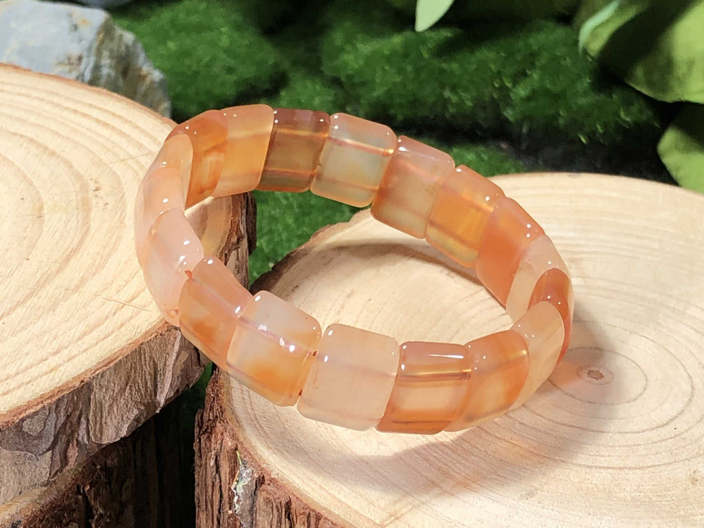 Armband aus rotem Achatwürfel, handgefertigt.