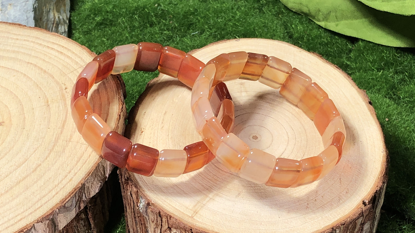 Armband aus rotem Achatwürfel, handgefertigt.