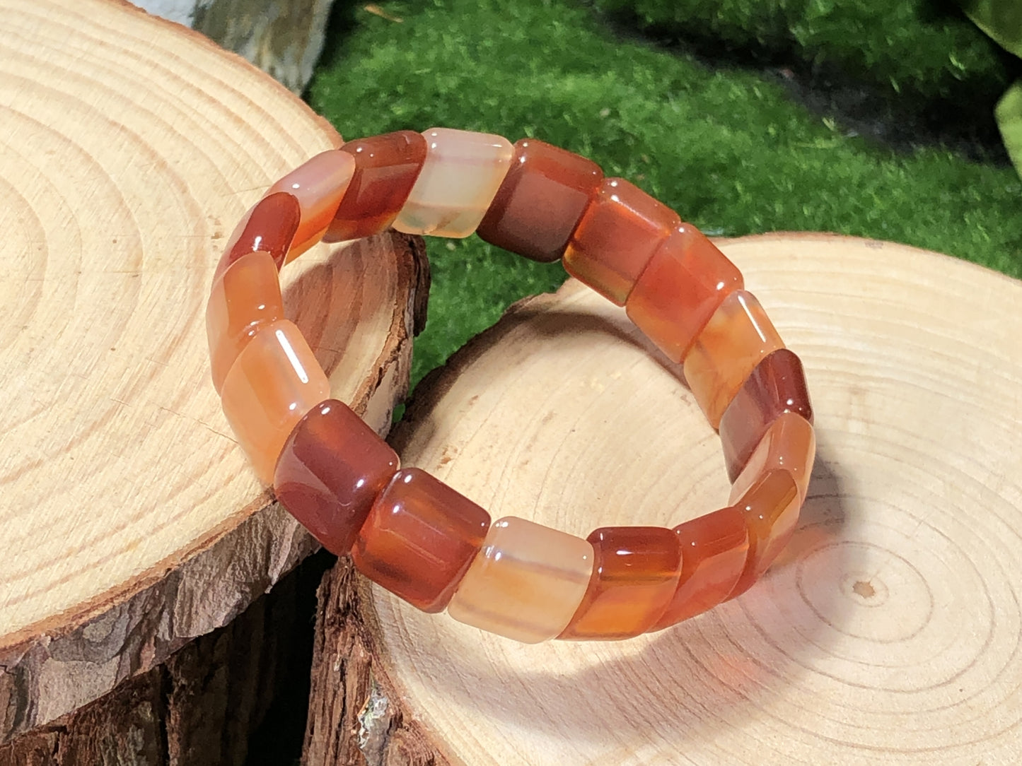 Armband aus rotem Achatwürfel, handgefertigt.