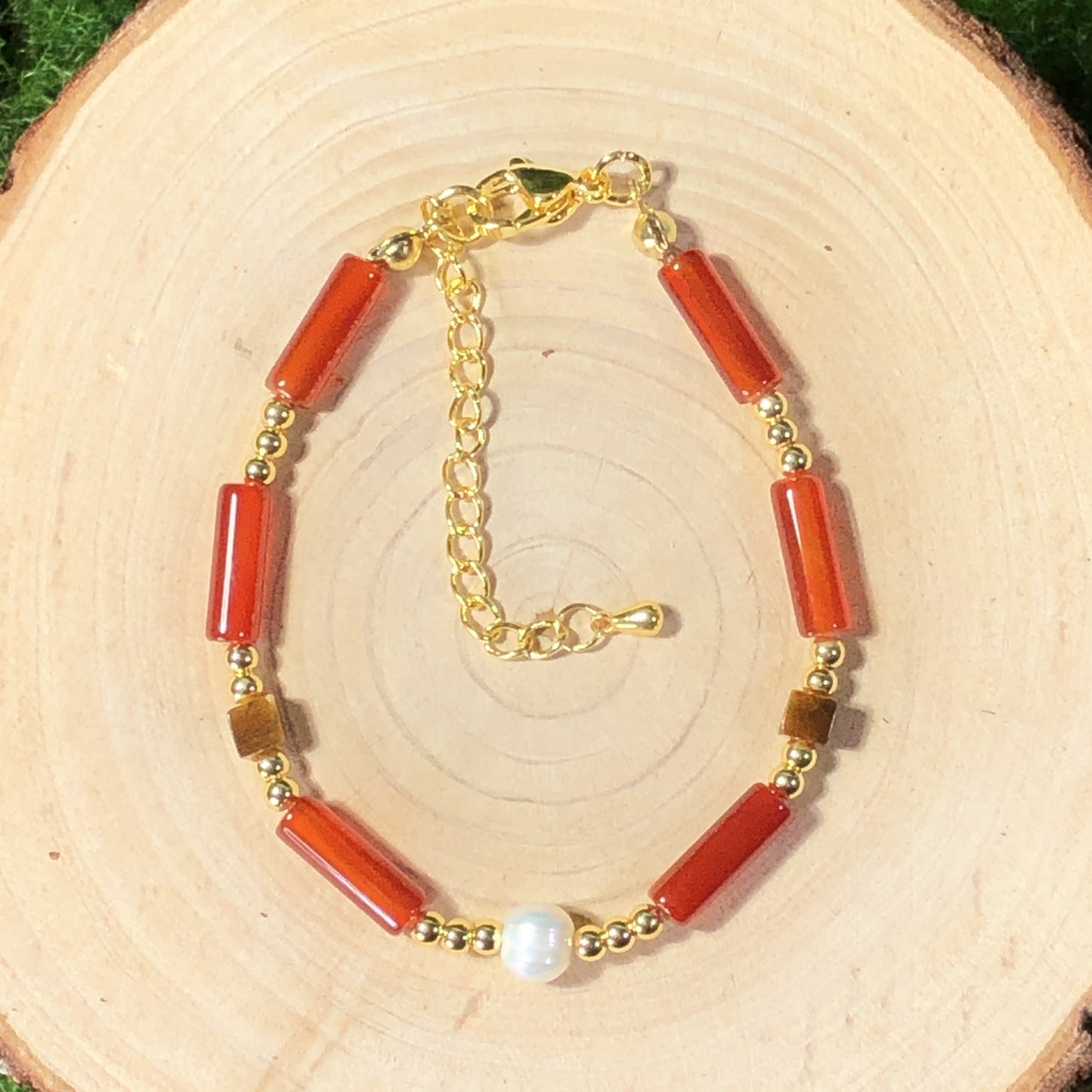 Armband aus natürlichen Süßwasserperlen und Achat, kupferplattiert mit 14-karätigem Gold, handgefertigt.