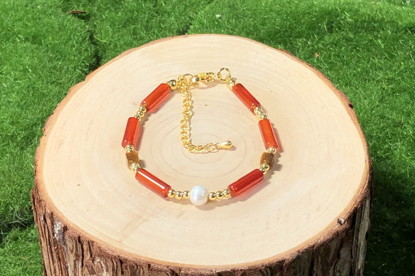 Armband aus natürlichen Süßwasserperlen und Achat, kupferplattiert mit 14-karätigem Gold, handgefertigt.