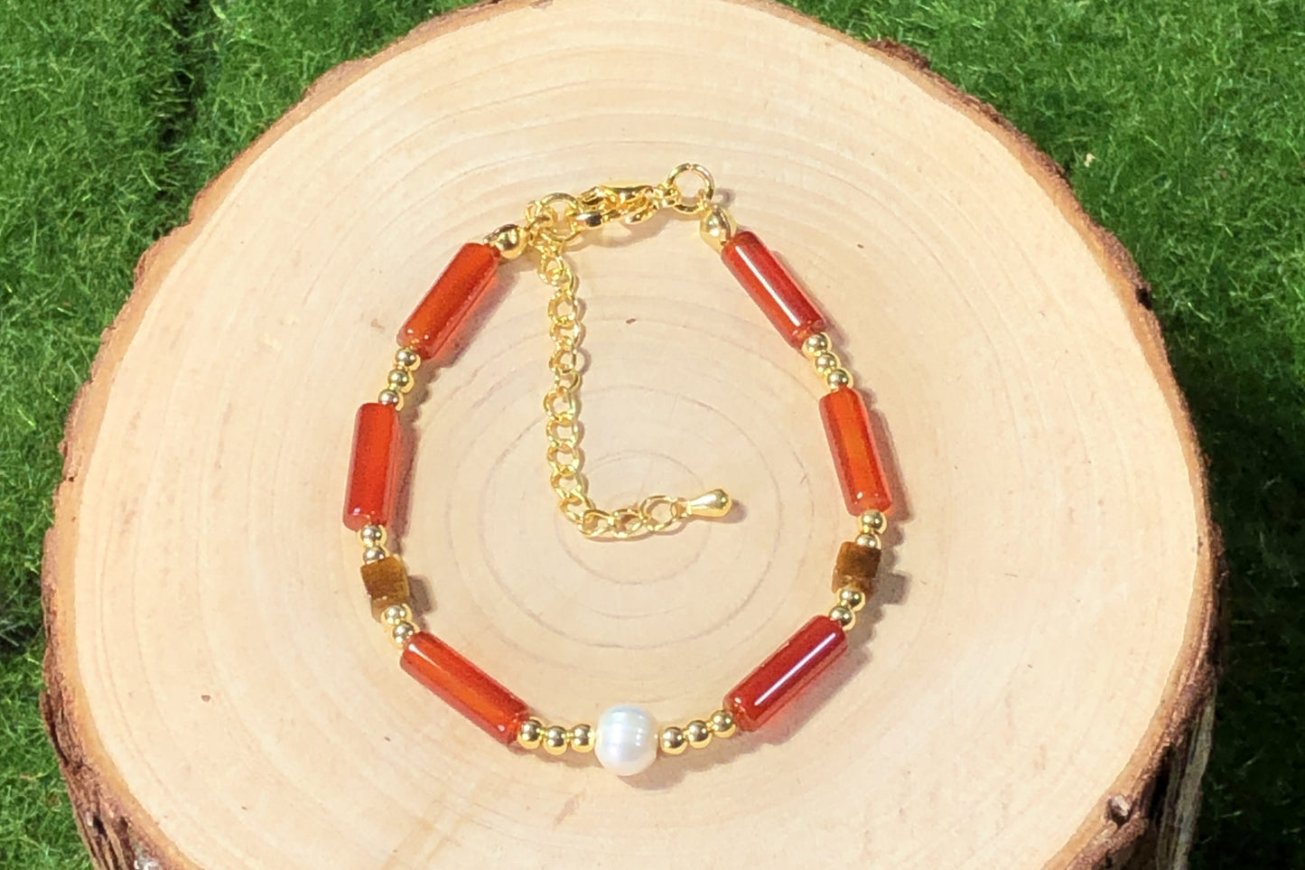 Armband aus natürlichen Süßwasserperlen und Achat, kupferplattiert mit 14-karätigem Gold, handgefertigt.