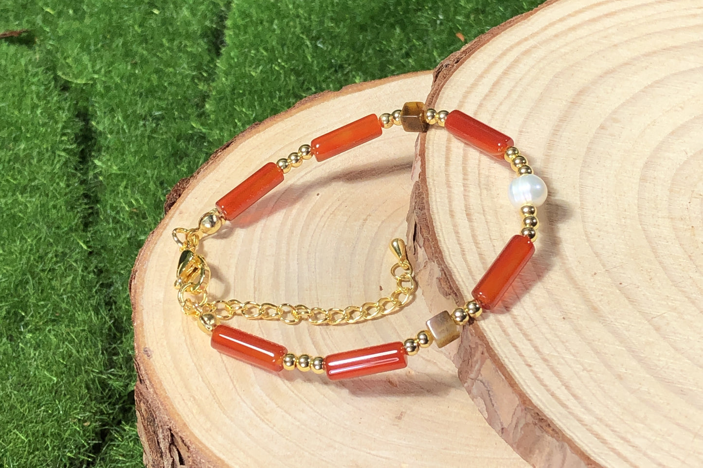 Armband aus natürlichen Süßwasserperlen und Achat, kupferplattiert mit 14-karätigem Gold, handgefertigt.