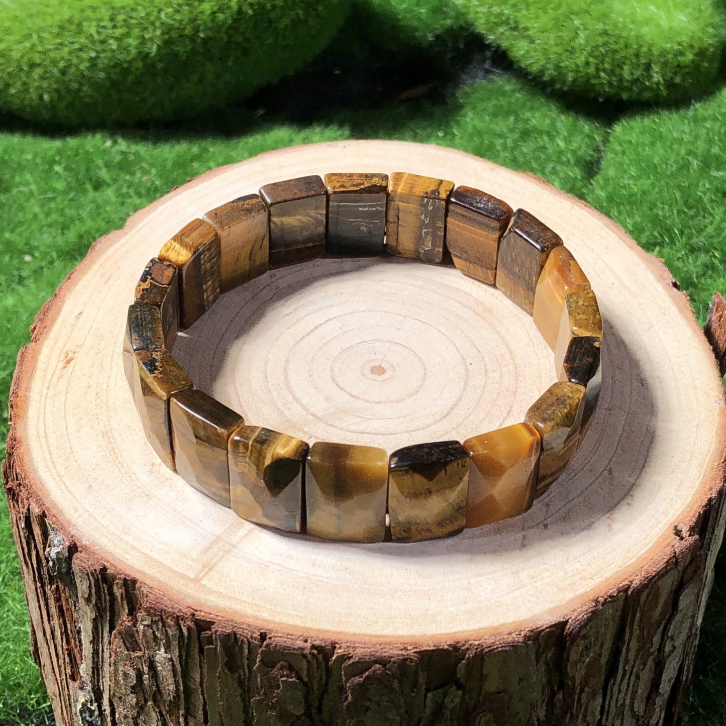 Ein handgefertigtes Armband aus natürlichen Tigeraugen-Würfelperlen mit facettierten Schliffen.