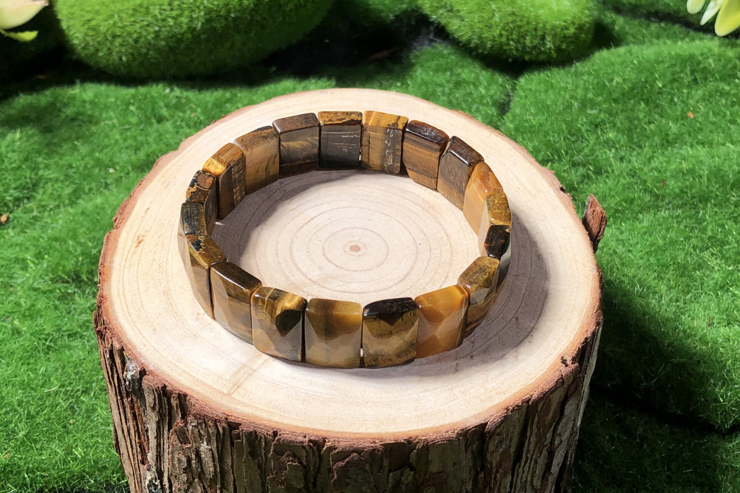 Ein handgefertigtes Armband aus natürlichen Tigeraugen-Würfelperlen mit facettierten Schliffen.