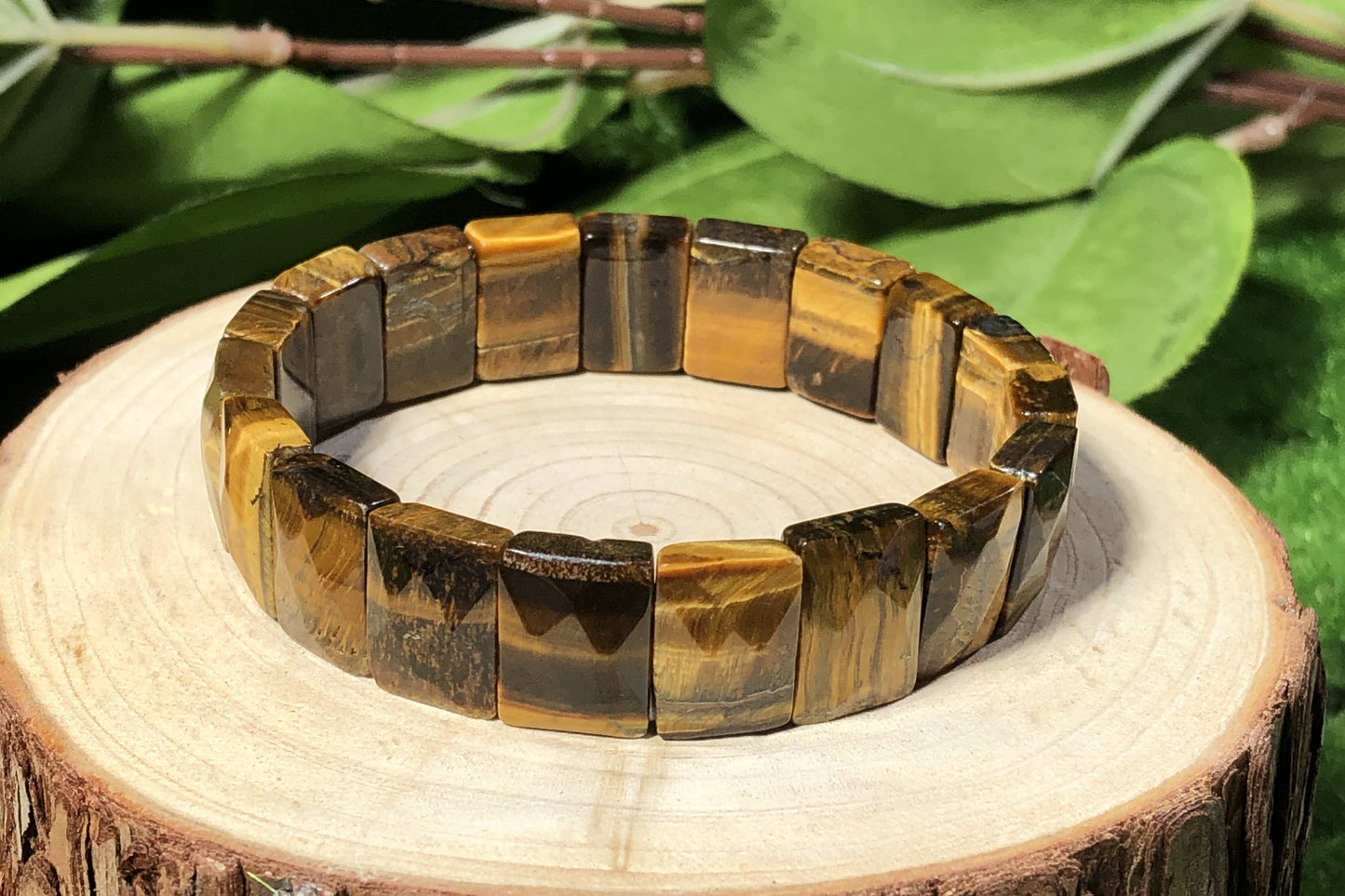 Ein handgefertigtes Armband aus natürlichen Tigeraugen-Würfelperlen mit facettierten Schliffen.