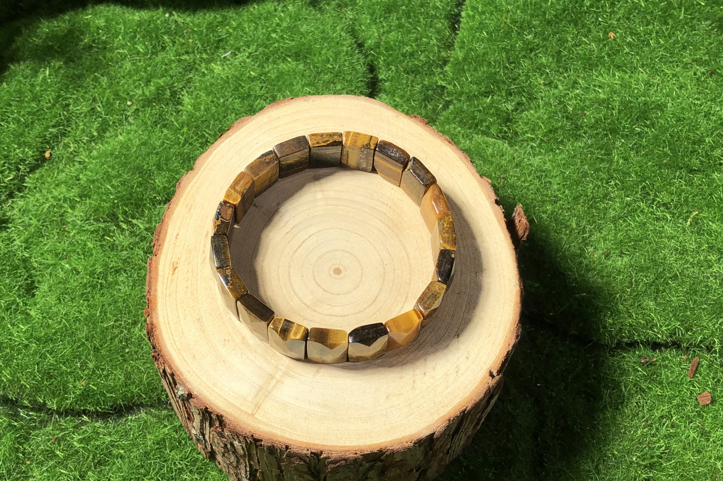 Ein handgefertigtes Armband aus natürlichen Tigeraugen-Würfelperlen mit facettierten Schliffen.