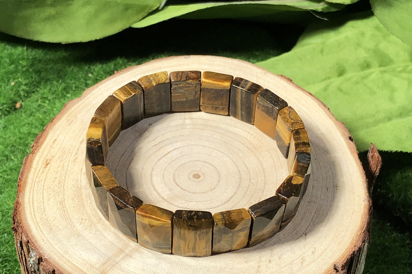 Ein handgefertigtes Armband aus natürlichen Tigeraugen-Würfelperlen mit facettierten Schliffen.