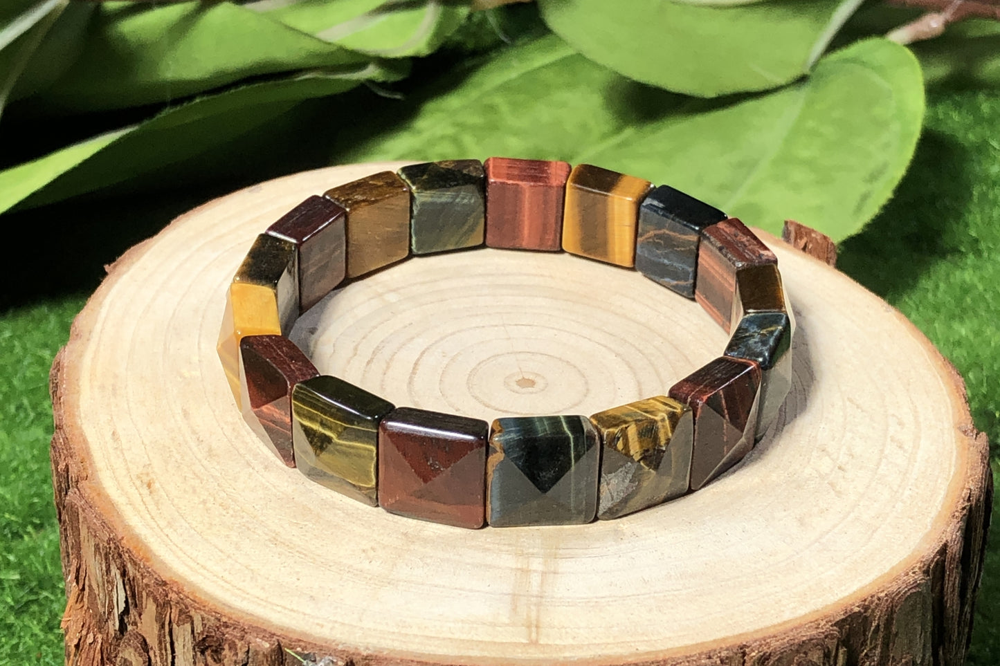 Armband aus natürlichen Tigeraugen-Würfelperlen mit Facettenschliff, handgefertigt.