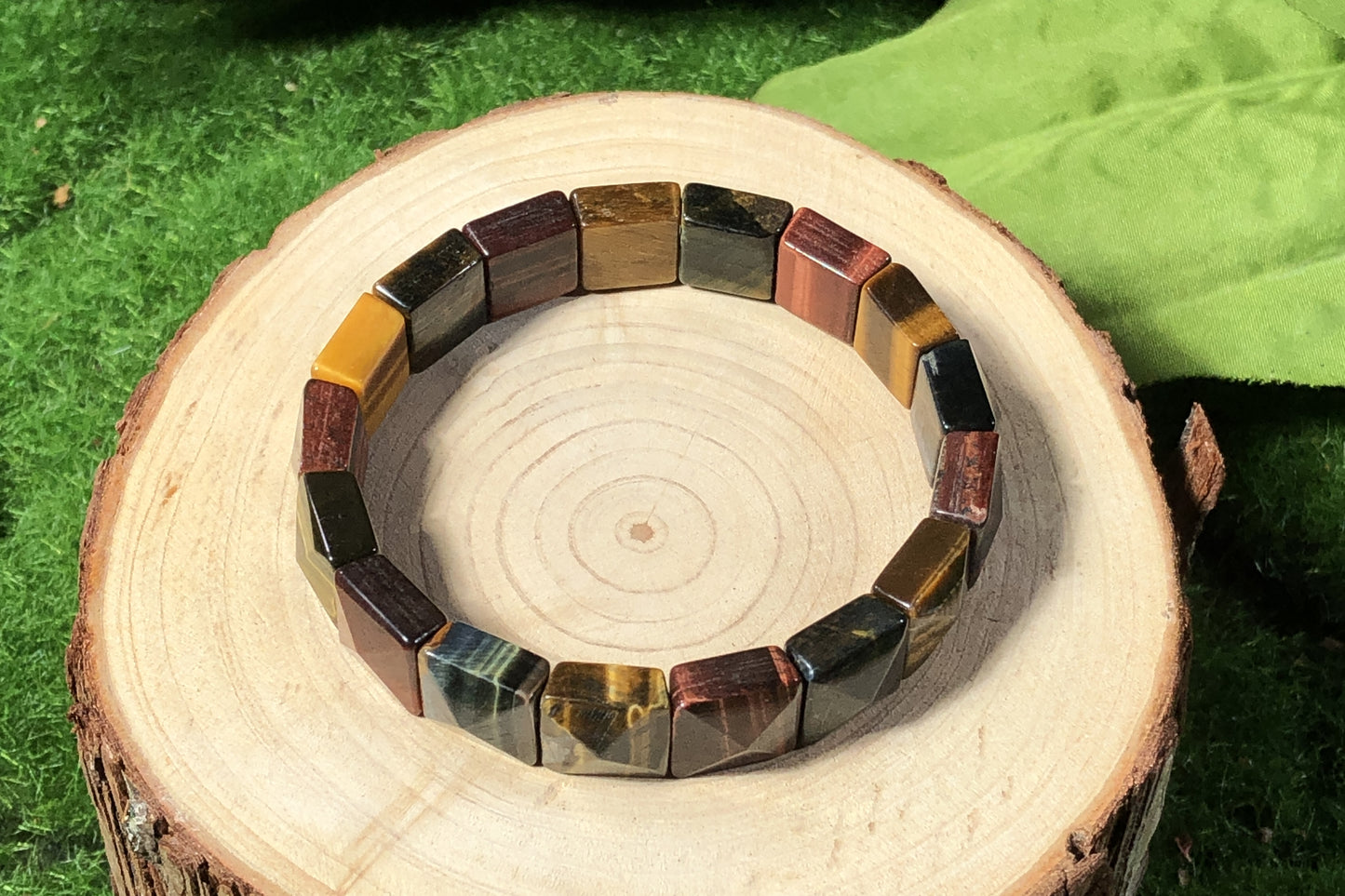 Armband aus natürlichen Tigeraugen-Würfelperlen mit Facettenschliff, handgefertigt.