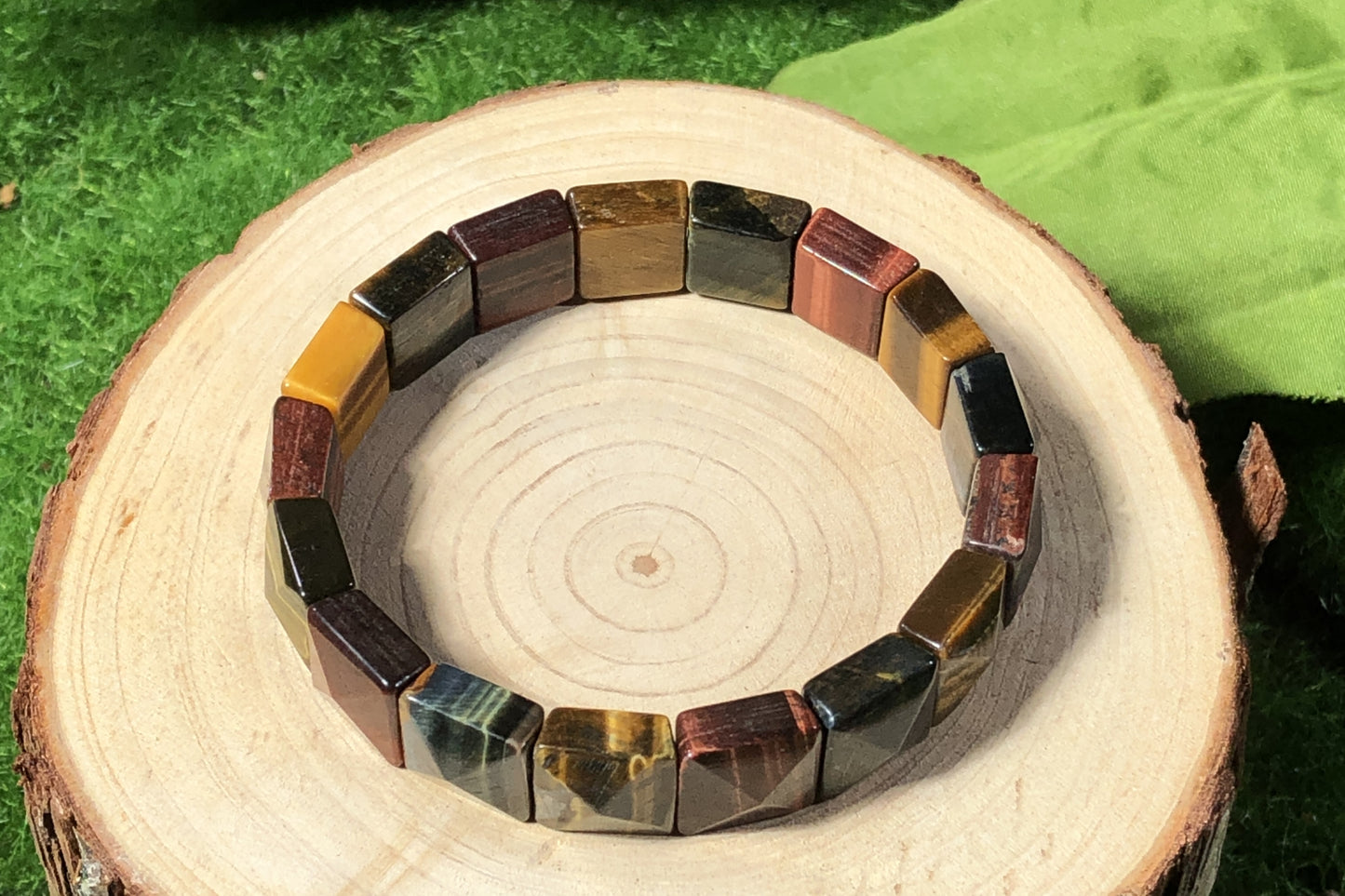 Armband aus natürlichen Tigeraugen-Würfelperlen mit Facettenschliff, handgefertigt.