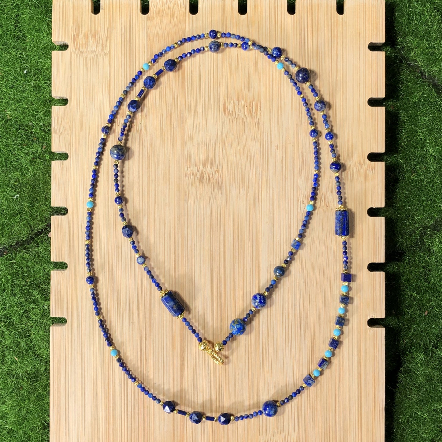 Lange Halskette aus natürlichem Lapislazuli, 14-karätig vergoldete Kupferkette, handgefertigt.