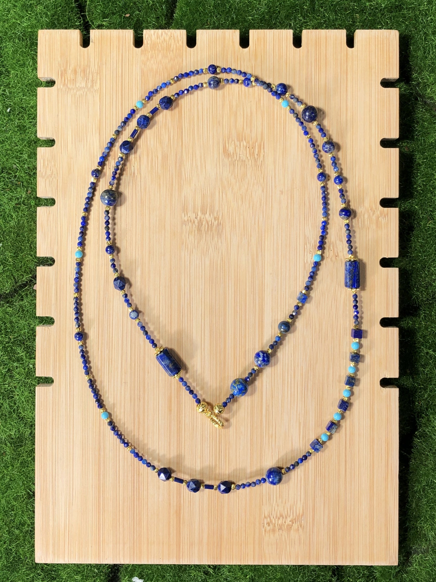 Lange Halskette aus natürlichem Lapislazuli, 14-karätig vergoldete Kupferkette, handgefertigt.
