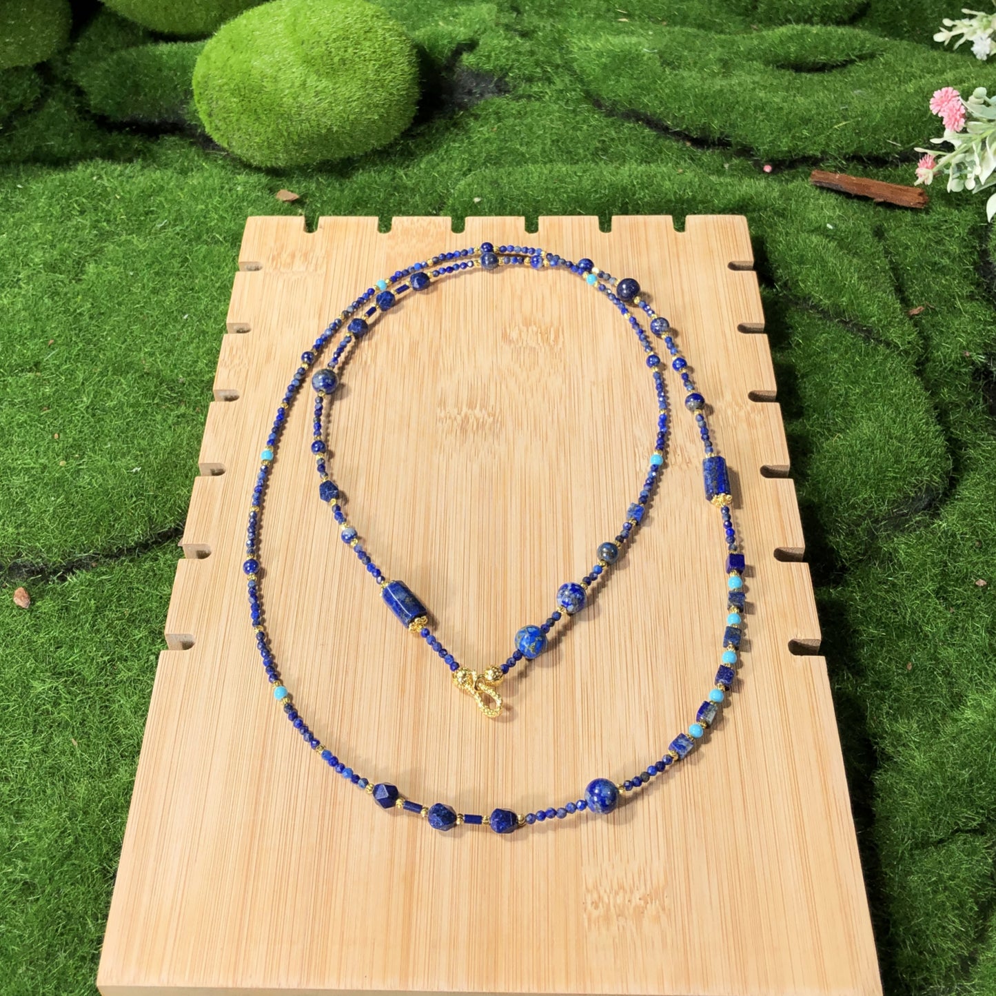 Lange Halskette aus natürlichem Lapislazuli, 14-karätig vergoldete Kupferkette, handgefertigt.