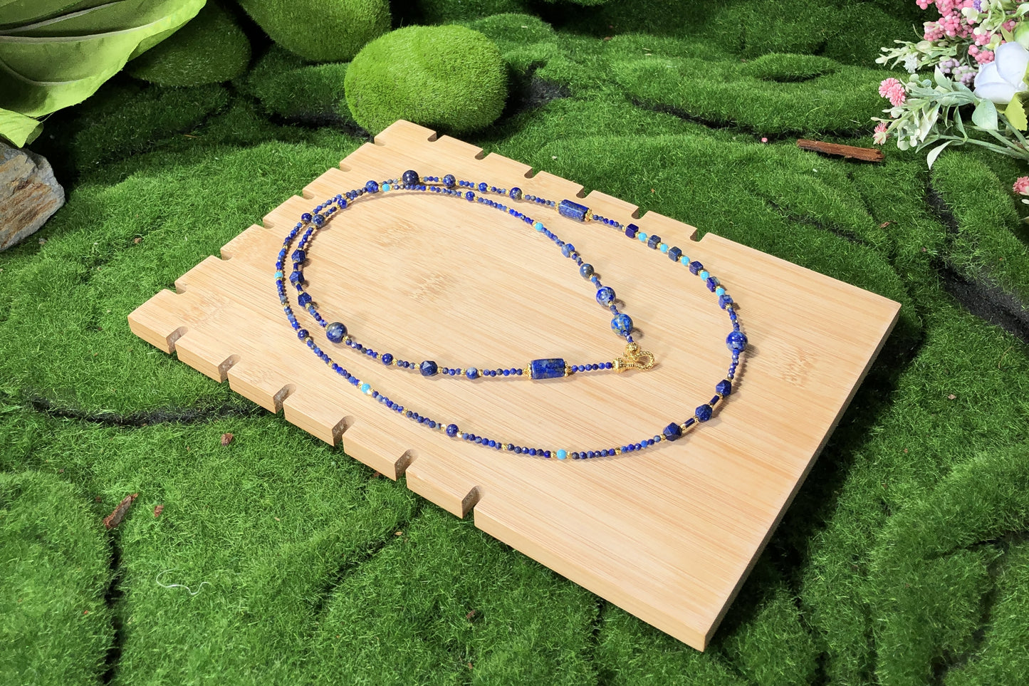 Lange Halskette aus natürlichem Lapislazuli, 14-karätig vergoldete Kupferkette, handgefertigt.