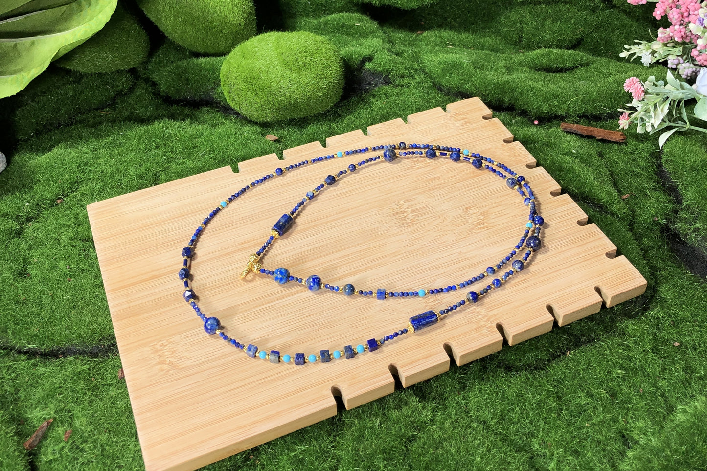 Lange Halskette aus natürlichem Lapislazuli, 14-karätig vergoldete Kupferkette, handgefertigt.