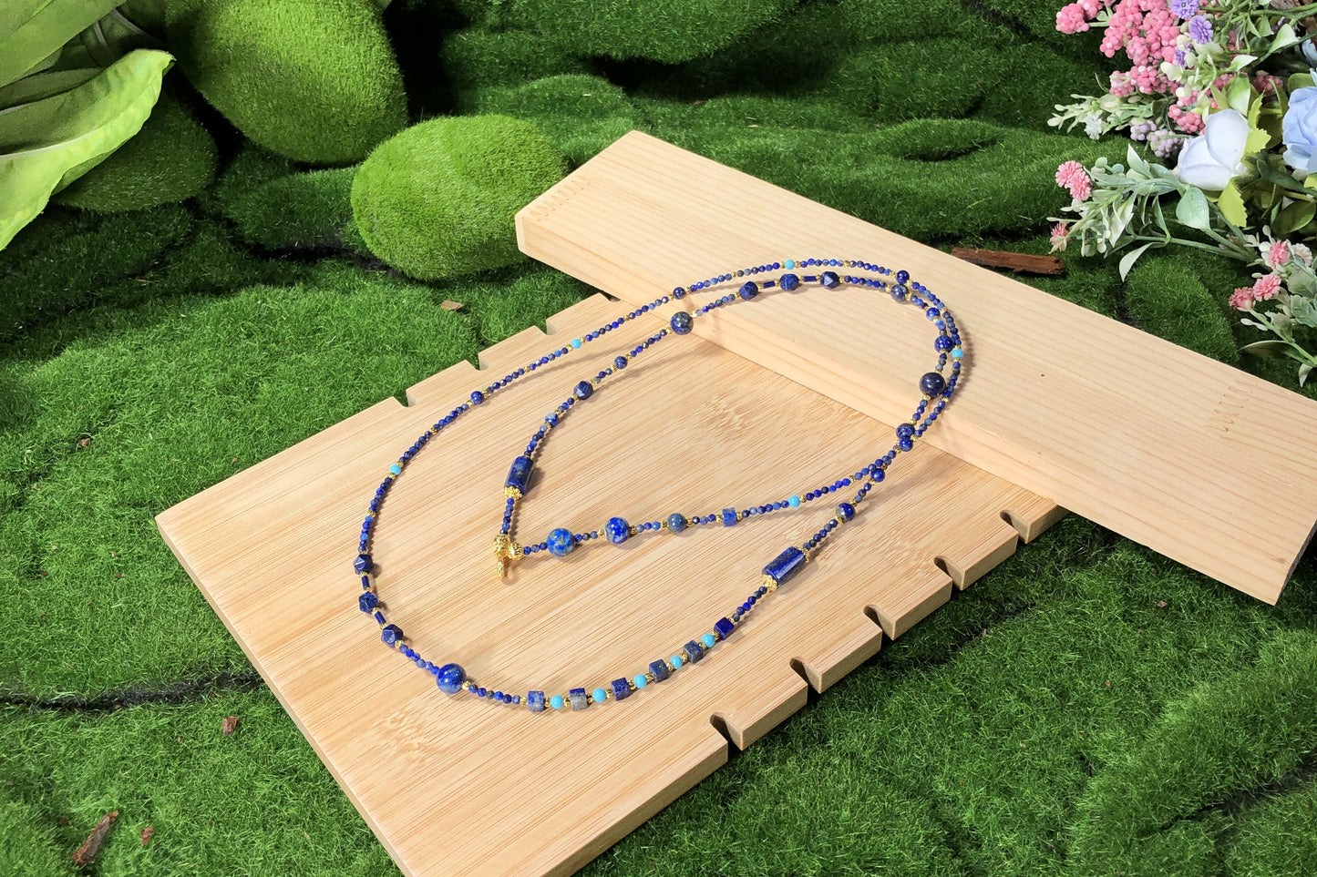 Lange Halskette aus natürlichem Lapislazuli, 14-karätig vergoldete Kupferkette, handgefertigt.