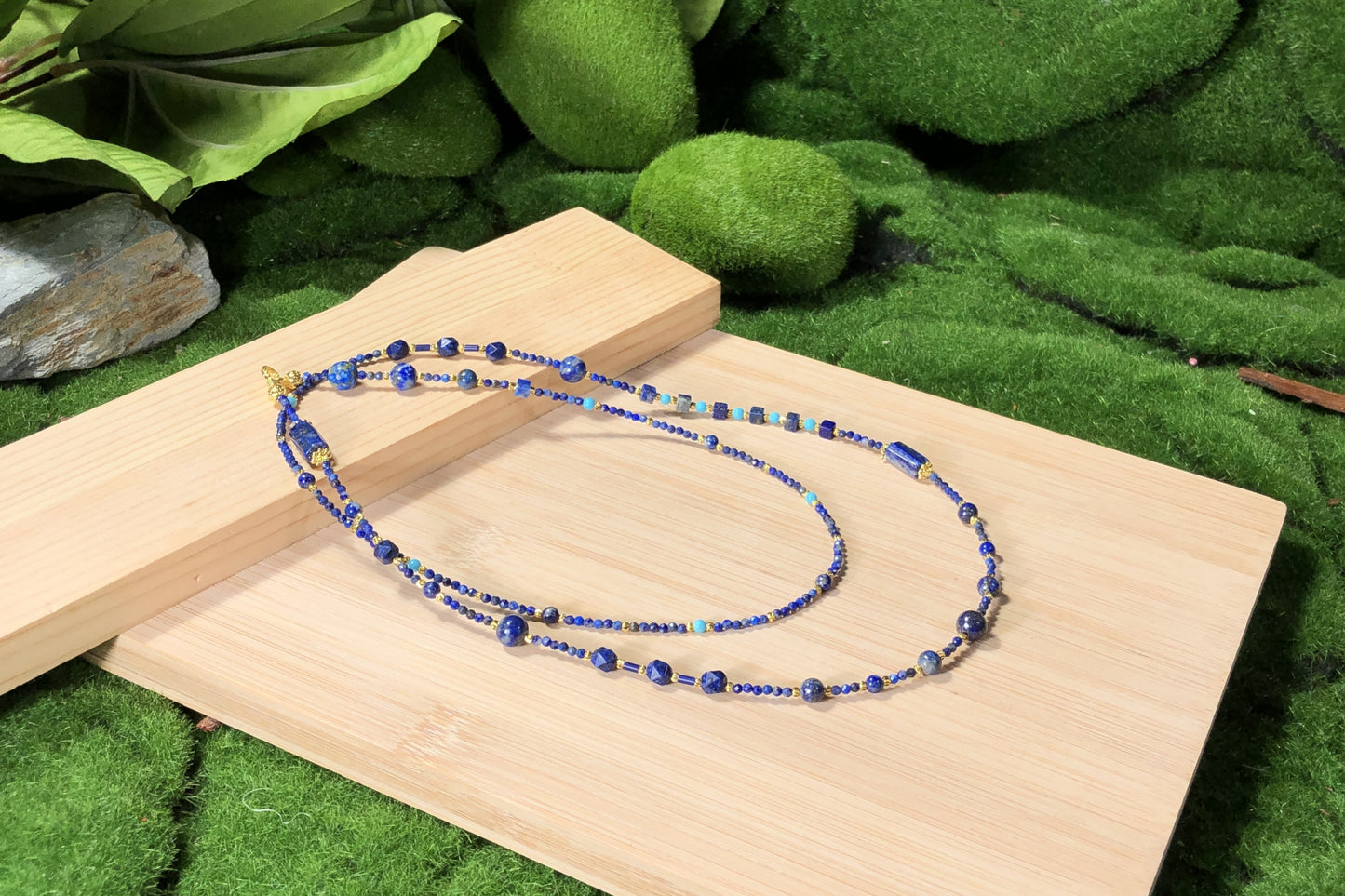 Lange Halskette aus natürlichem Lapislazuli, 14-karätig vergoldete Kupferkette, handgefertigt.