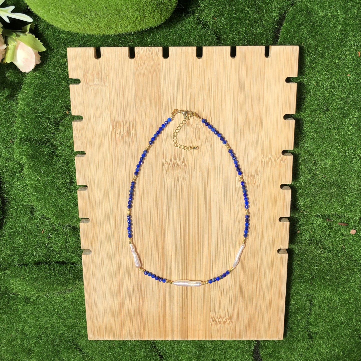 Halskette aus natürlichem Lapislazuli und Perlen, kupferplattiert mit 14-karätigem Gold, handgefertigt.