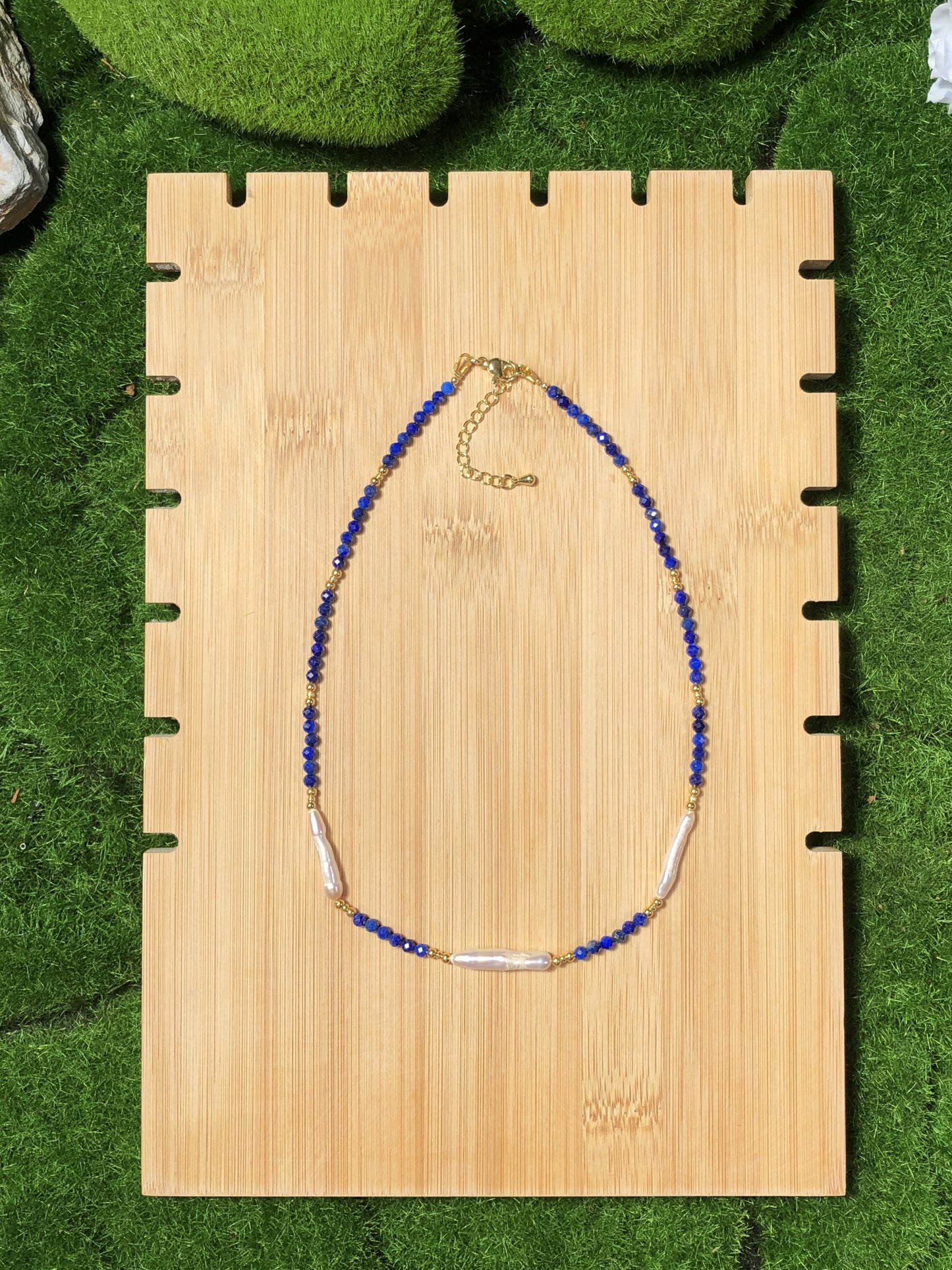 Halskette aus natürlichem Lapislazuli und Perlen, kupferplattiert mit 14-karätigem Gold, handgefertigt.