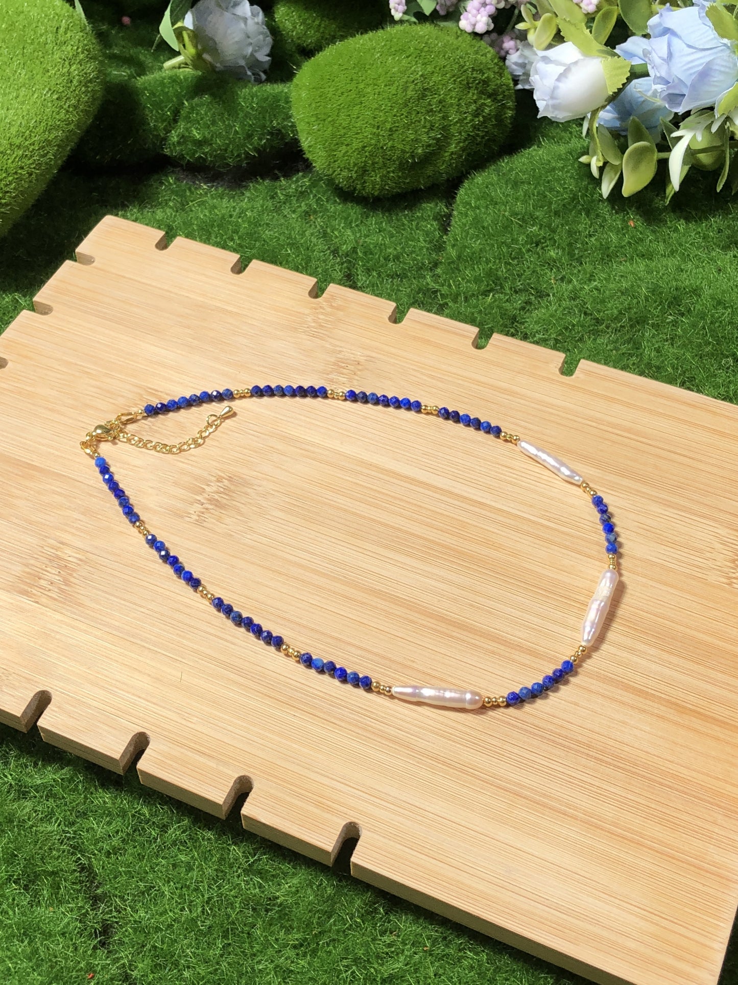 Halskette aus natürlichem Lapislazuli und Perlen, kupferplattiert mit 14-karätigem Gold, handgefertigt.