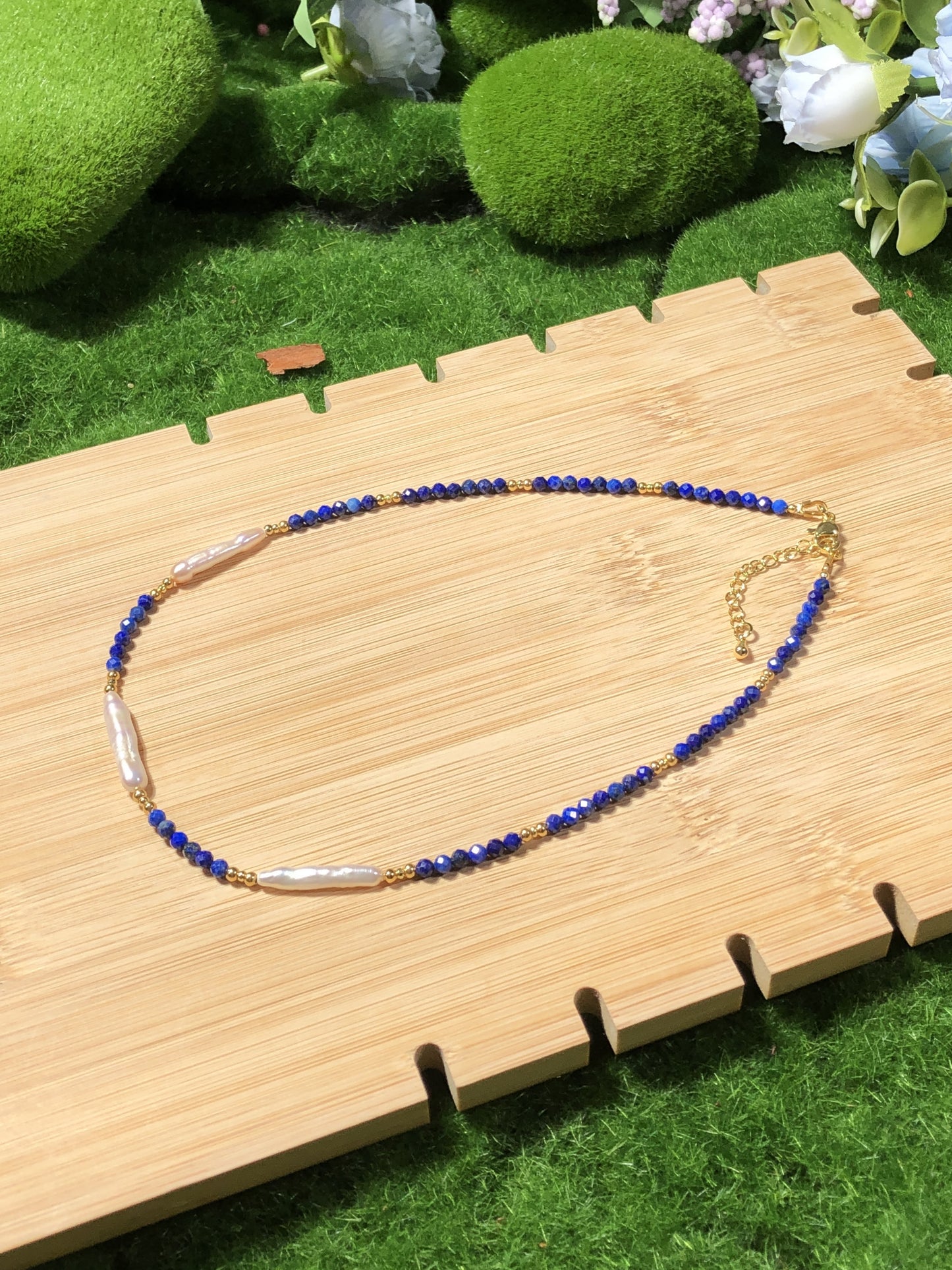 Halskette aus natürlichem Lapislazuli und Perlen, kupferplattiert mit 14-karätigem Gold, handgefertigt.