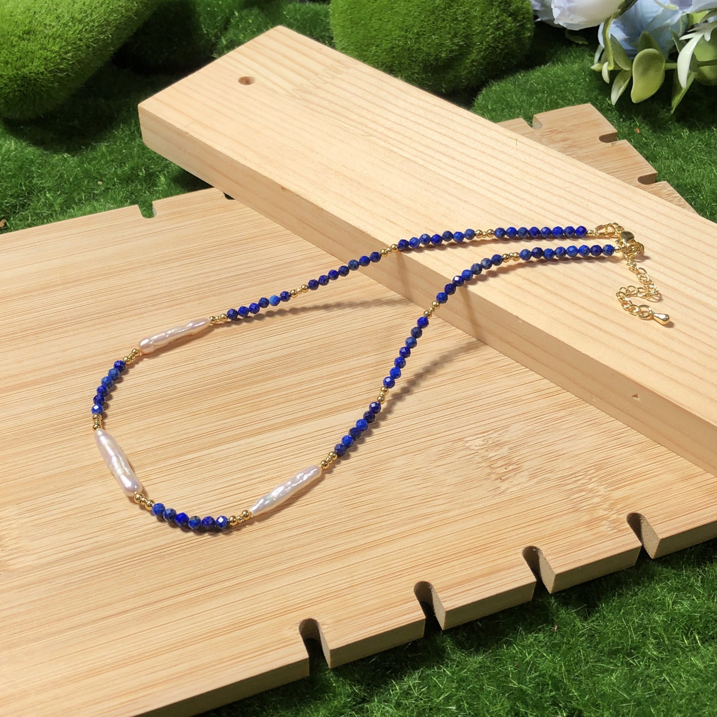 Halskette aus natürlichem Lapislazuli und Perlen, kupferplattiert mit 14-karätigem Gold, handgefertigt.