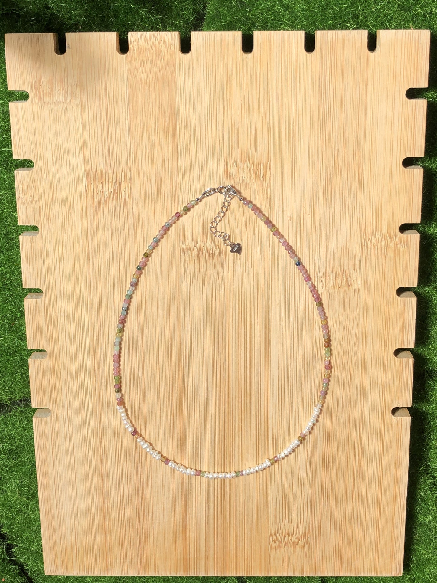 Natürliche Turmalin- und Süßwasserperlenkette, handgefertigt.