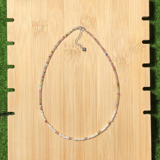 Natürliche Turmalin- und Süßwasserperlenkette, handgefertigt.