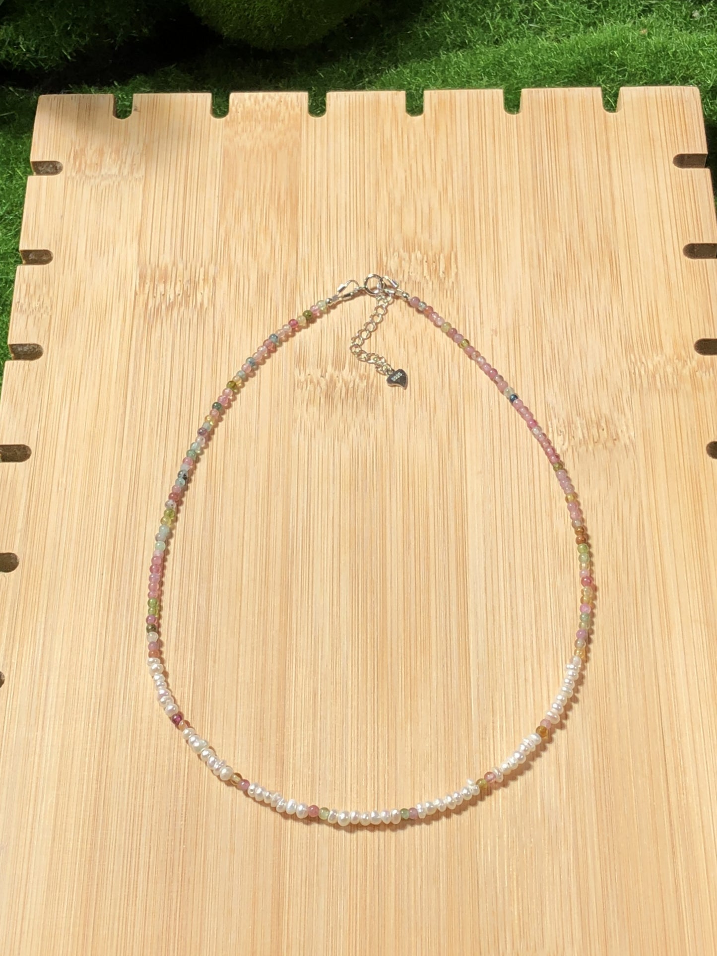 Natürliche Turmalin- und Süßwasserperlenkette, handgefertigt.