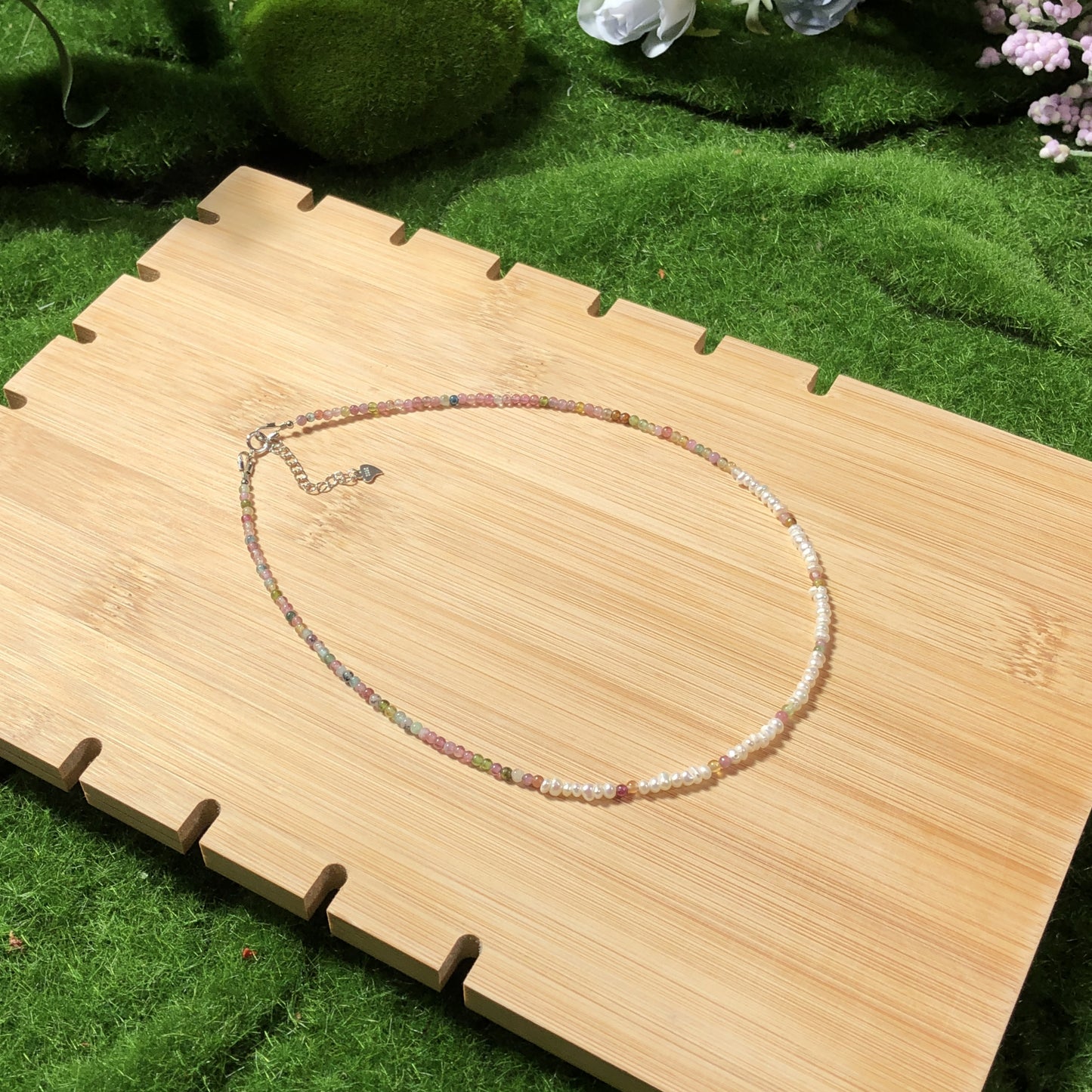 Natürliche Turmalin- und Süßwasserperlenkette, handgefertigt.