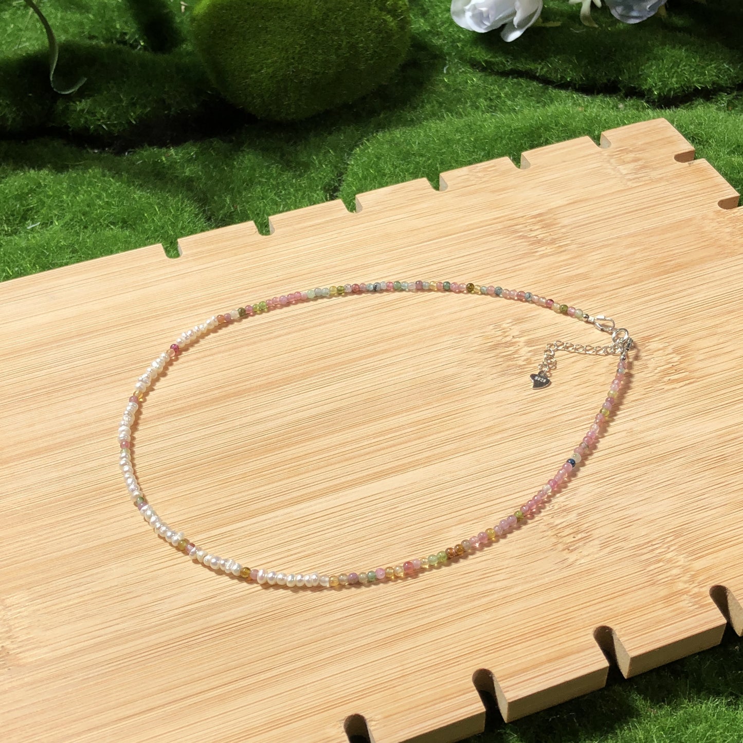 Natürliche Turmalin- und Süßwasserperlenkette, handgefertigt.