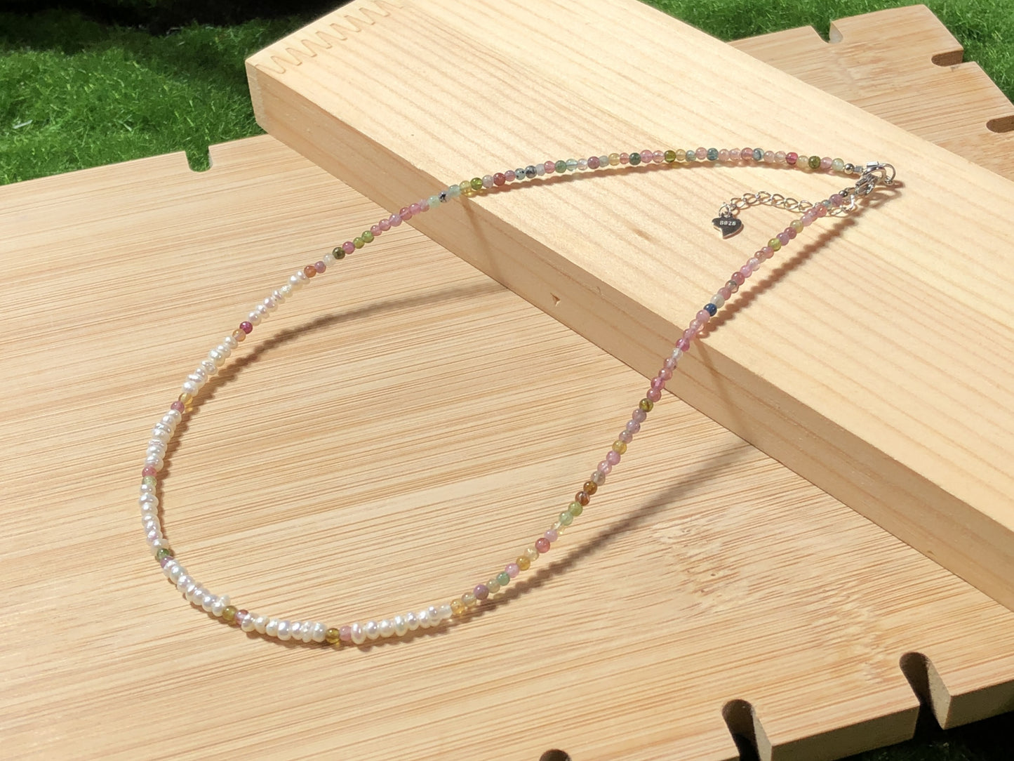 Natürliche Turmalin- und Süßwasserperlenkette, handgefertigt.